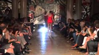 Model struggles walking in high heels   AntaresOnline com