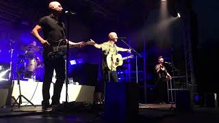 Milow spielt mit seiner Band tolle Harmonien im Song „Help“