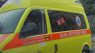 23.5.2022 Konjiški Bolničar gre od Lamprehtovega doma mimo šole Slovenske Konjice