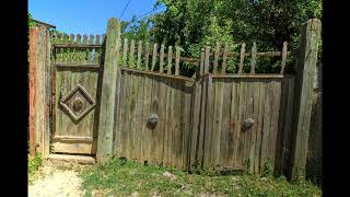 Звук скрипа деревянной калитки (в деревне). The sound of a wooden gate creaking (in the village)