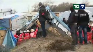 Sconti tra migranti e polizia in Macedonia e sgombero tendopoli a Calais