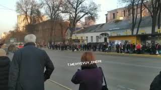 Днепряне выстраиваются в огромные очереди, чтобы уехать домой