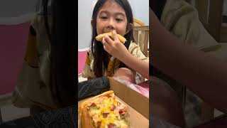 ឆ្ងល់ចេះញាំម្នាក់ឯងទៅរួច😂#pizza #eating