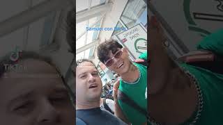 Samuel con il cantante Blind salutano i fans