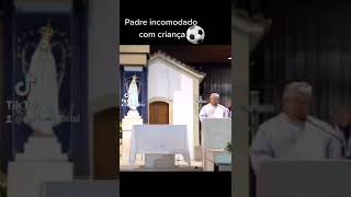 Padre incomodado com criança na missa