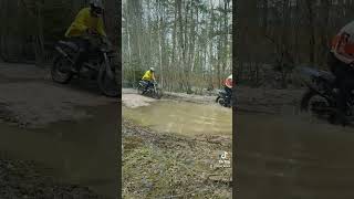 чем меньше брызг тем суше едешь) #мото #enduro #snoskoles #мото #bike #moto #rider