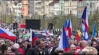 Demonstranti na Václavském náměstí spílají „vládní sebrance“