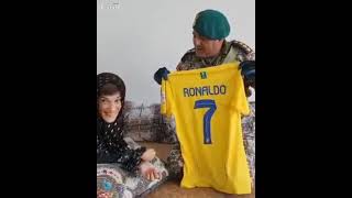 لحظه تحویل پیراهن رونالدو به فاطمه حمامی، توسط تکاور کلاه سبز ارتش #ronaldo #رونالدو