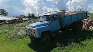 Загрузили Газ-53🚚 сырыми березовыми дровами😳собираемся везти клиенту!👍 Деревенские будни! 😁