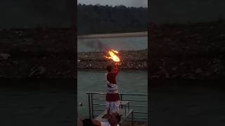 triveni ghat ki ganga aarti 🙏🏻 rishikesh #ganga #aarti #india #kedarnath #sanatandharma