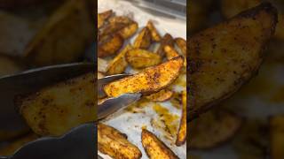 Crispy Baked Potato Wedges! #potato #recipe #potatorecipe #side #easy #easyrecipe #crispy #fyp