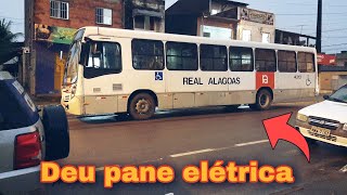 ônibus quebrado em dia de chuva