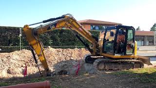 CATERPILLAR 308E2 digging trench and loading an IVECO TRAKKER 450 - Cividale del Friuli, Italy