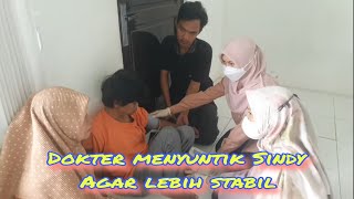 Dokter menyuntik Sindy #odgjwanita #depresi #bipolar #skizofrenia #yayasanodgj