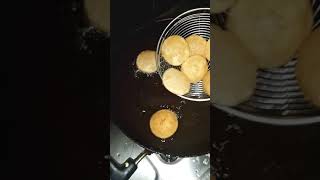 pani puri ||frying pani puri-puri    #shorts #short #shortvedio #ytshorts #YOUTUBESHORTS