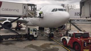 Qantas plane arriving at the gate - Tullamarine (Melbourne Airport)