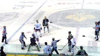 bitka Jaroslava Vlacha s Jiřím Kučným ( HC Bílí tygři Liberec vs. BK Mladá Boleslav)