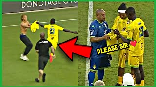 Khaby Lame Helps Pitch Invader In Getting Ronaldinho's Autograph ❤️