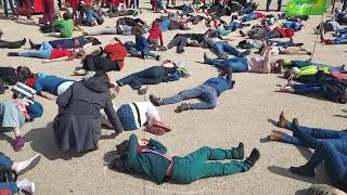 Un die-in devant la préfecture de la Sarthe pour défendre "une vraie loi Climat"