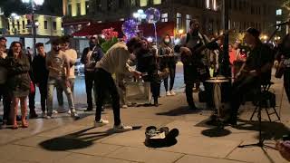 Now that’s a wholesome street performance (Melanie Charrier)