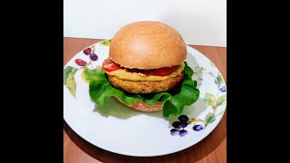 Hamburger senza glutine con burger di ceci e zucchine con salsa all'avocado.