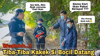 Waduh Tiba-Tiba KakekNya Si Bocil Datang Ternyata Malah Ikutan Mencari Ikan