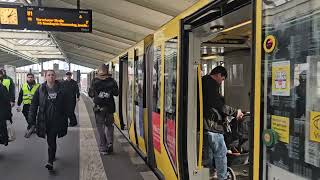 Einfahrt&Ausfahrt von derU1 in den Bahnhof Kottbusser Tor Richtung Warschauer Straße mit HK00 1001