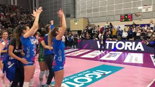 Volley femminile A1. L'esultanza delle "pinelle" dopo la vittoria del derby col Chieri