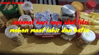 persiapan lebaran, menata kue lebaran dalam toples, ditata di meja