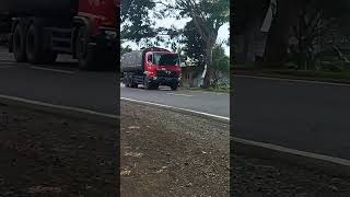 truk tangki pengangkut aspal  #shorts #short #viral #trending #toyota #excavator #trukoleng