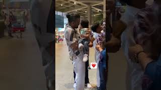 Sunil shetty ne bachche ko khilaya airport par