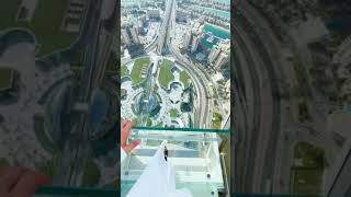 🌟 Shot on an observation deck 240 meters above the ground, it paves an unparalleled view of Dubai's