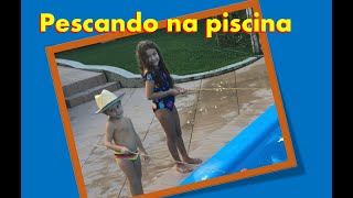 Jujuba finge brincar de pescaria na piscina: pescando e brincando