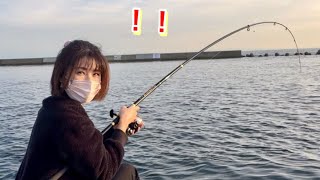 美味しい魚に釣られた女が夜まで釣りをすると...