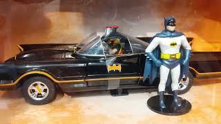 Batman et sa Batmobile - Batman et Robin