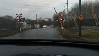 Järnvägskorsning med trafikljus och bommar/ Railway crossning