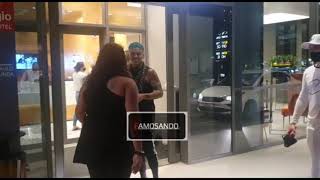 Biel e Tays Reis se beijam e atendem fãs na porta de hotel em São Paulo