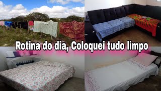 Lavei todas as roupas de cama e banho, coloquei tudo limpo, lavei a calçada - rotina do dia