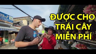 #60- DUSTIN BUÔN DƯA LÊ VỚI CÁC CHỊ Ở CHỢ THUẬN AN | TÂY NÓI TIẾNG VIỆT