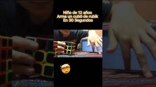 Niño de 12 años arma el cubo de rubik en 30 segundos