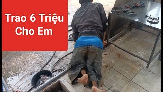 Trao 6 Triệu Của MTQ Cho Em Trai Bị Tật 2 Chân"Hihi Coi Tivi"Zalo 0347377199"