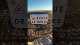 Sunny ☀️ Bright sur Pierre Tombale sur fond de paysage désertique à Baux de Provence 😅