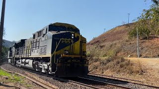 Super trem de minério vazio com 272 vagões e 4 locomotivas acelerando forte em Afonso Arinos-RJ.