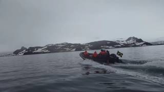 Navegação com botes. Baia do Almirantado, na Antártica. OPERANTAR XXXIV