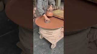 The process of glazing the lid of the kimchi jar