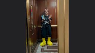 Ёнджун из TXT и желтые ботинки от Crocs - TXT Yeonjun's Yellow Boots Crocs