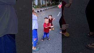 Adek alif bermain gelembung udara #viral #balitagemes #mainananak #balitabermain #fyp