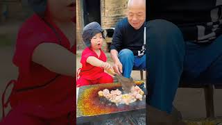 The cuite boy making chinese burger 😊 #comedy #funny