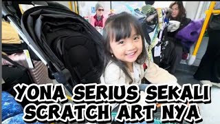 BIAR YONA TIDAK BORING DI DALAM TRAIN,BERIKAN BUKA GAMBAR UNTUK DIA BERKREASI ☺️🤗😍