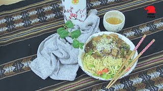 Čínské kuřecí na kaštanech se smaženými nudlemi a zeleninou | Asijské recepty 🍜🥢